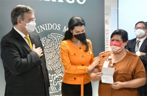 Entregan primer pasaporte electrónico mexicano