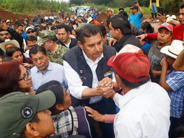 Alejandro Armenta recorre zona afectada por lluvias en Naupan