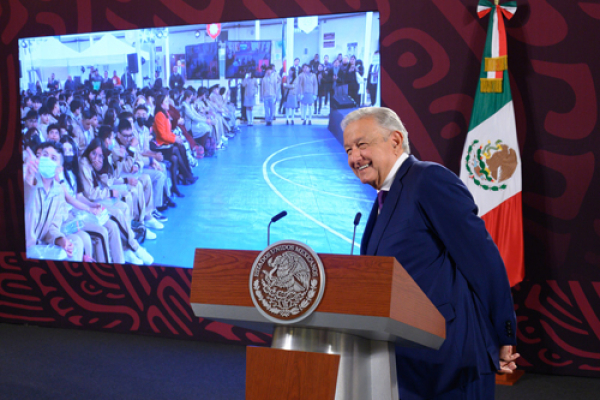 AMLO celebra regreso a clases en educación básica