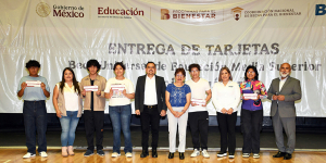 Rectora de la BUAP hace la entrega simbólica de Beca Universal