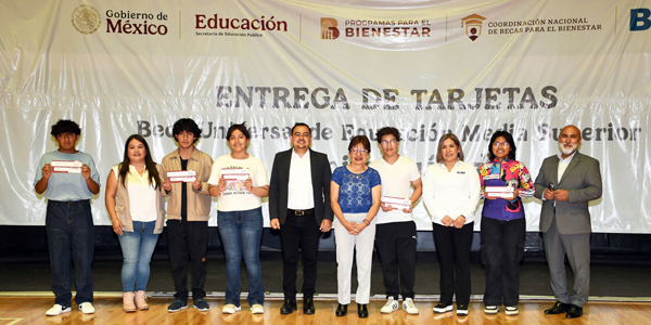 Rectora de la BUAP hace la entrega simbólica de Beca Universal