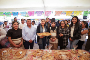 Inaugura Lupita Cuautle la Feria de la Rosca 2025