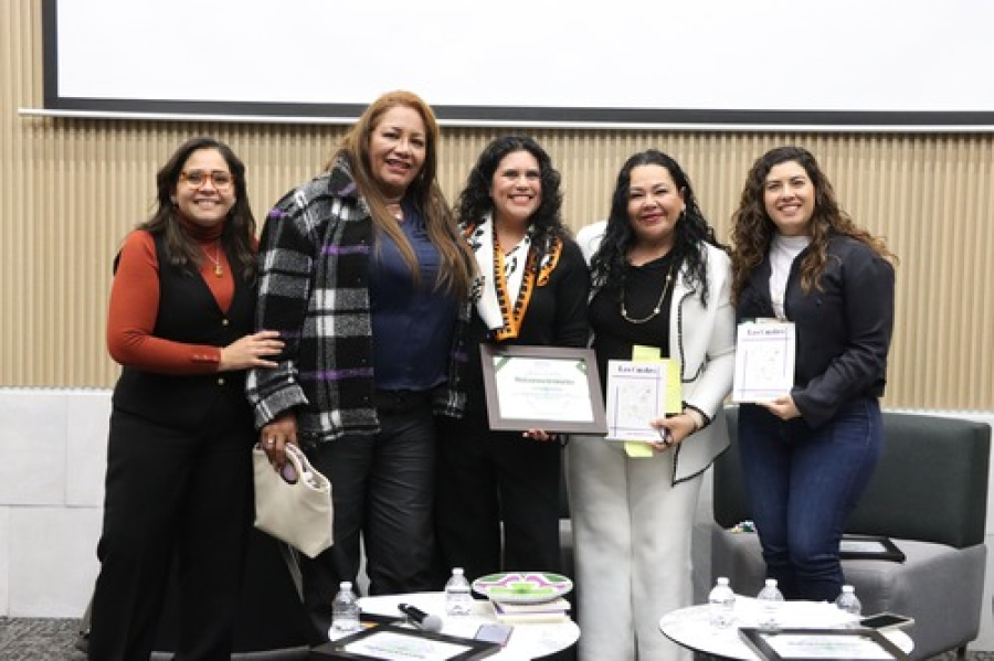 Presentan el libro "Las Cuatro", de Ana Claudia Hermoso