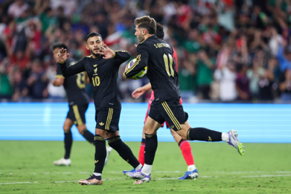 Santi Gimenez salva a México de la derrota