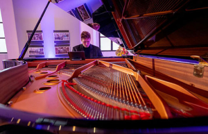 Artem Kuznetsov, desafía la complejidad en el piano