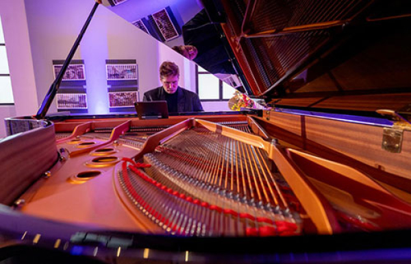 Artem Kuznetsov, desafía la complejidad en el piano