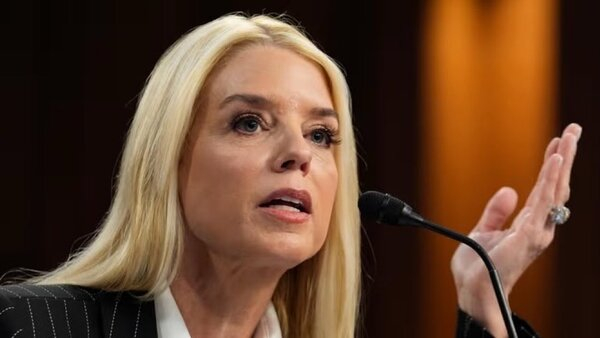 Pam Bondi, exfical de EE.UU.