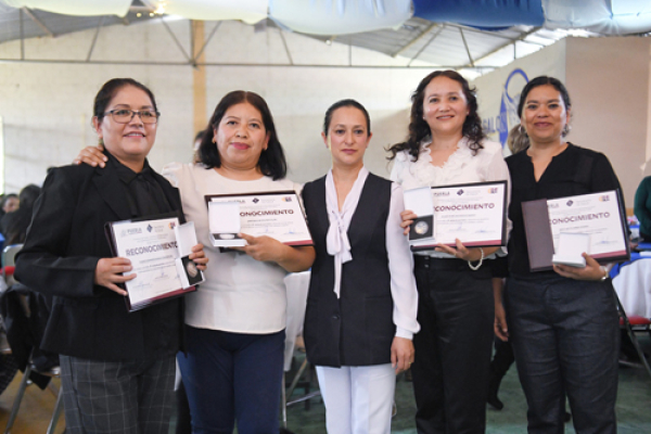 Reciben trabajadores con 30 años de servicio, medallas