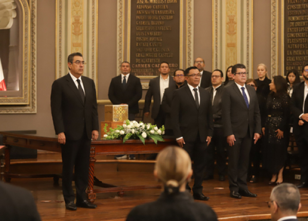 El gobernador Sergio Salomón asistió al homenaje póstumo de Carlos Navarro