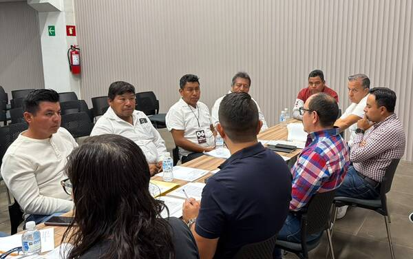 Gobierno Estatal recibe a pobladores de Santa María la Alta