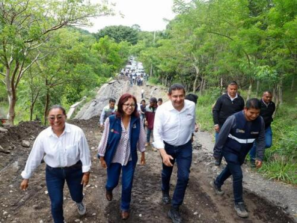 En Pantepec, Alejandro Armenta reabre caminos y entrega apoyos