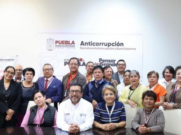 Puebla reconoce a personal con más de 30 años de servicio