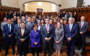 El gobernador Sergio Salomón recibe medalla por la BUAP