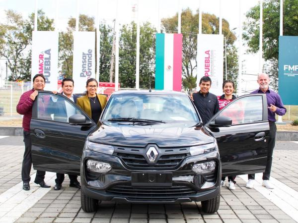 Entregan auto a ganador del Marat&oacute;n Puebla 2025