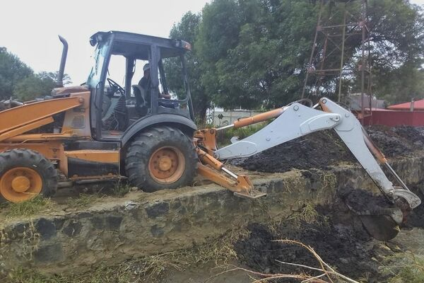 Gobierno inicia desazolve en canal de riego de Atlixco