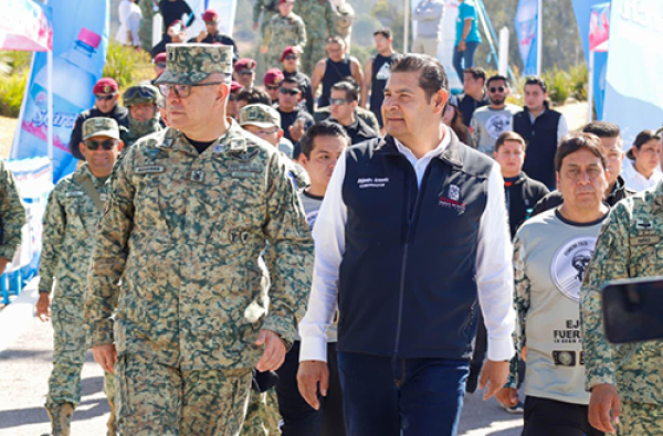 Banderazo de la salida de la Carrera T&aacute;ctico Militar "Guerreros de Puebla"