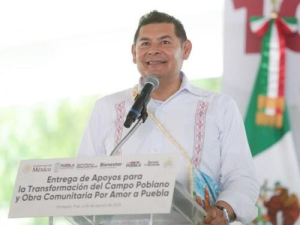 Alejandro Armenta entrega apoyos al campo en Pantepec