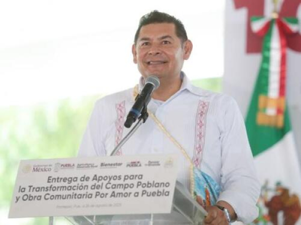 Alejandro Armenta entrega apoyos al campo en Pantepec