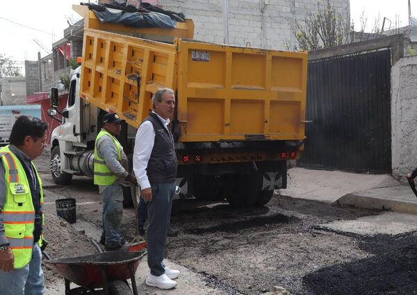 Realizan bacheo en Bosques de Santa Anita