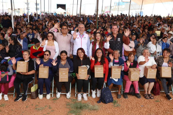Entregan despensas a familias de San Pablo Xochimehuacan