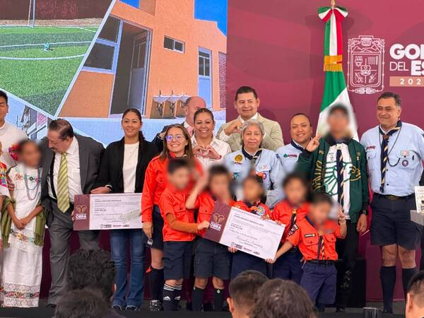 Danzantes y scouts reciben apoyos de Obra Comunitaria