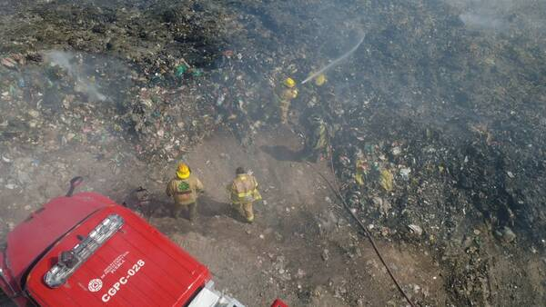 Continúa combate contra incendio en basurero de Acatlán