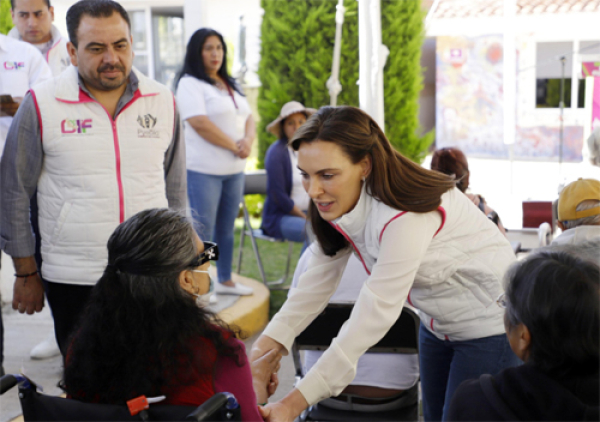 Salud y rehabilitación es lo que reciben familiares por medio del SMDIF