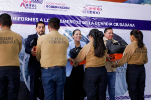Lupita Cuautle entrega uniformes a elementos de la Guardia Ciudadana