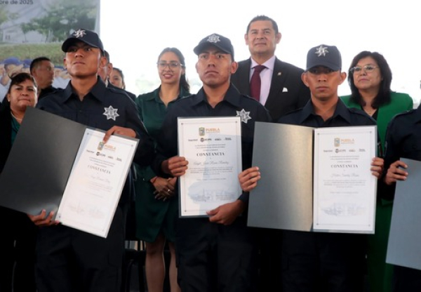 Alejandro Armenta asiste a graduación de UCIPS