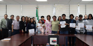 UTH entrega becas alimentarias