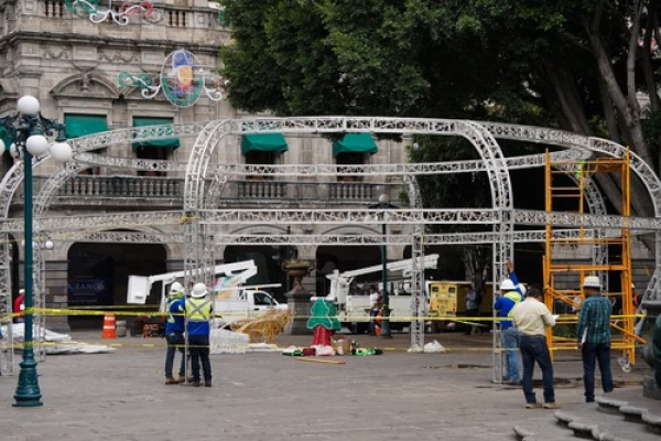 Instala Puebla Capital adornos conmemorativos a las Fiestas Patrias