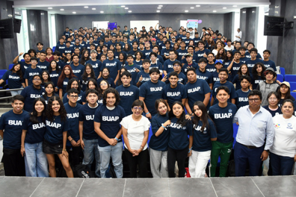 BUAP recibe a nuevos estudiantes de Derecho y Economía