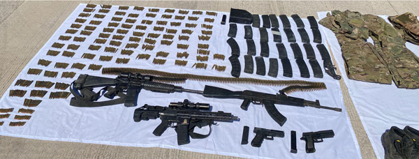 Aseguran armamento dentro de vehículo en Chihuahua