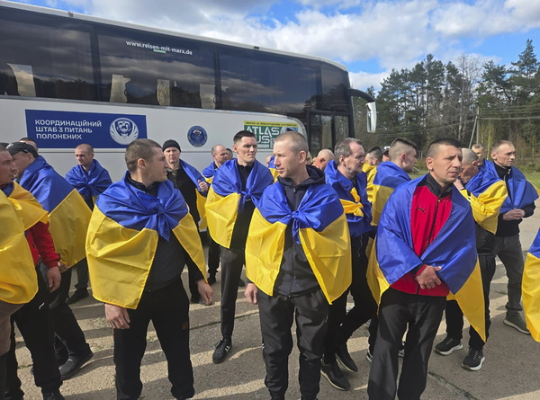 Ucranianos regresan a casa
