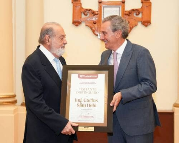Pepe Chedraui entrega reconocimiento a Carlos Slim
