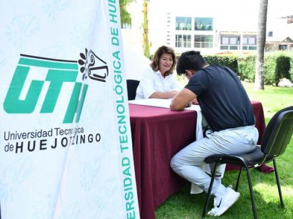 UTH escucha a comunidad universitaria con mesa de atención