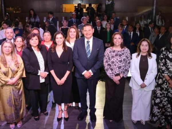 Alejandro Armenta asiste al XXV aniversario del IEE